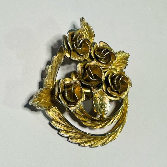 Vtg gold tone “Coro” rose bunch wreath 1.5” brooch Excellent condition! - Picture 2 of 6